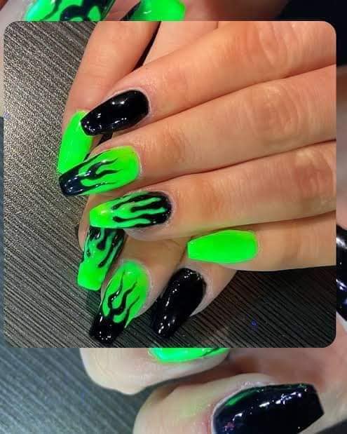 17 ongles verts et noirs pour Halloween 2022 avec des dessins de fluide extraterrestre vert