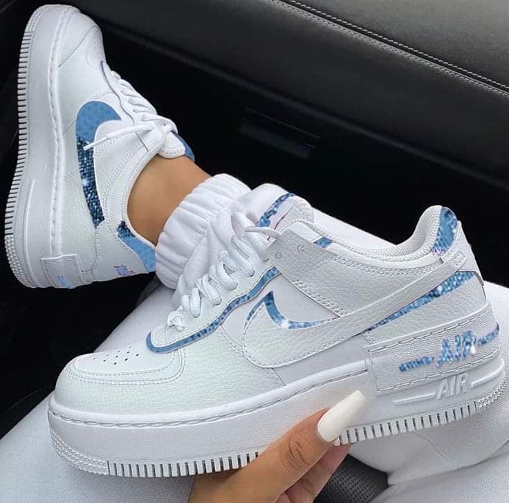 171 Nike Air-Schuhe in der Farbe Weiß mit Details in Himmelblau, individuell gestaltet