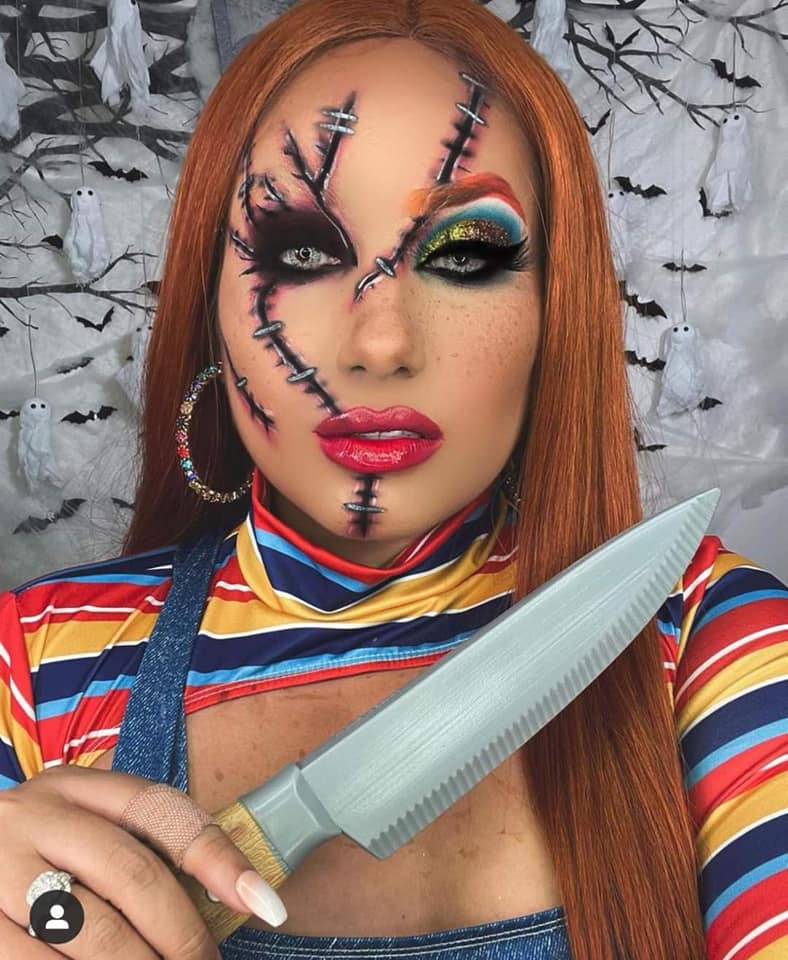 18 Imitação de maquiagem de Halloween de Chuky com cortes no rosto e uma faca na camisa combinando