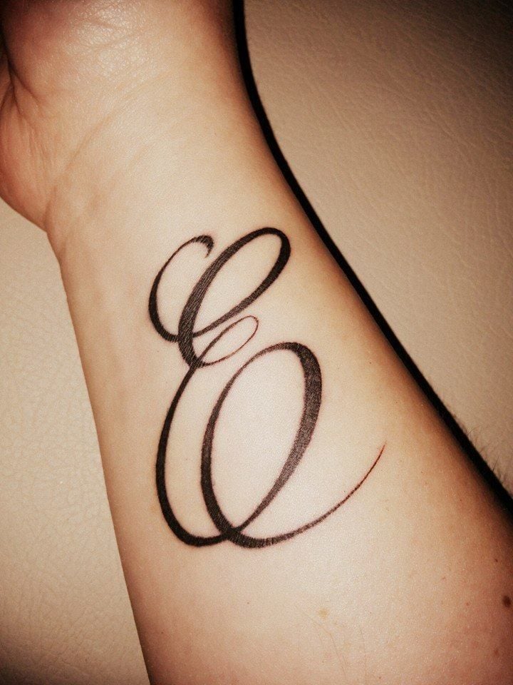 18 Tatuajes con la Letra E en muneca con trazo grueso