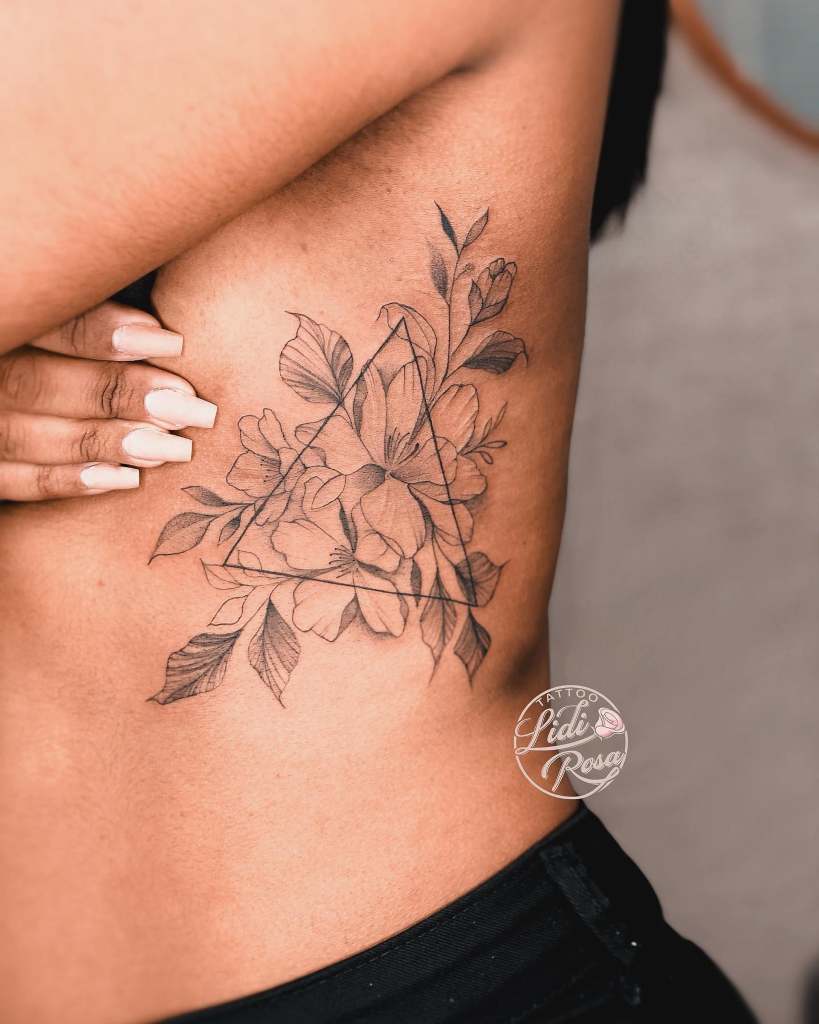 19 Artista Lidi Rosa Tatua Triângulo com Flores e Folhas Dentro na Lateral do Peito