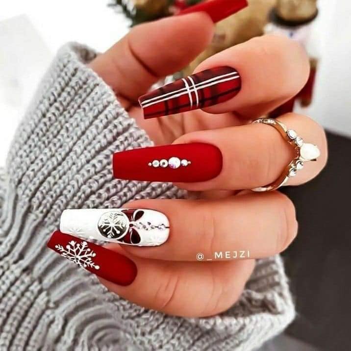 19 lange weiße und rote Acryl-Weihnachtsnägel mit quadratischer Spitze und Schneeflocken-Baum-Kugel-Designs. Kleine glänzende Steine gemustert
