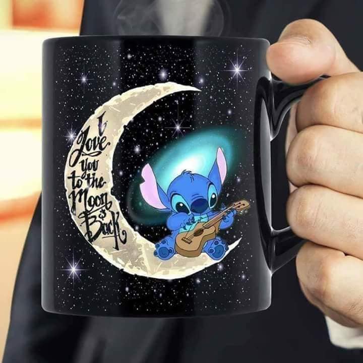 2 TOP 2 Tasse mit Black Stitch, der auf dem Mond Gitarre spielt, mit einem Hintergrund des Universums, weißen Sternen und einem schwarzen Loch am Himmel, dem Satz „Ich liebe dich bis zum Mond und zurück“.