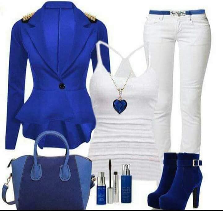 205 Set aus blauer Jacke, weißer Hose und blauen Schuhen, passender Tasche