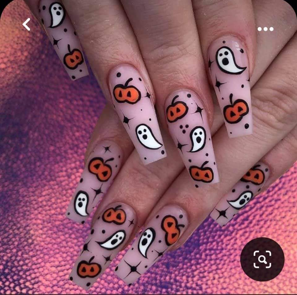 21 Decoracion de Unas Nails Halloween rosado de fondo y fantasmas blancos con calabazas naranjas