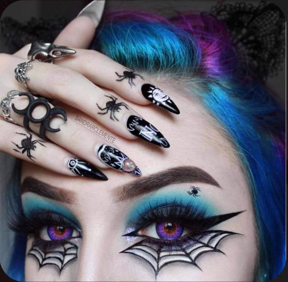 21 toiles d'araignée de maquillage d'Halloween sous les yeux avec Aranitas au-dessus de l'ombre bleu clair Ongles et doigts décorés dans le ton