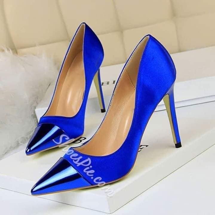 21 Zapatos con taco aguja y punta aguja conica color azul