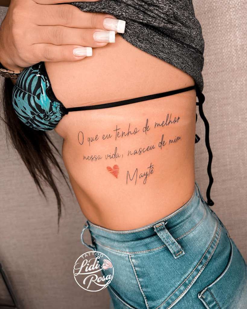 22 Artista Lidi Rosa Tatuagem Frase em homenagem ao Filho nas Costelas Ou que eu tenho o melhor da vida nasceu de mim O melhor dessa vida nasceu de mim