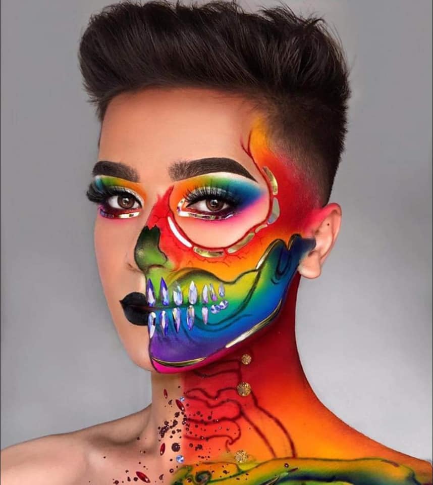 23 Trucco Halloween metà del viso e del collo che imita uno scheletro ma con colori vivaci arancio rosso blu verde