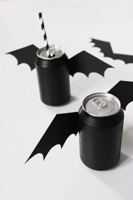 24 Ideas para celebrar Halloween en casa Refresco negro con alas de murcielago de cartulina