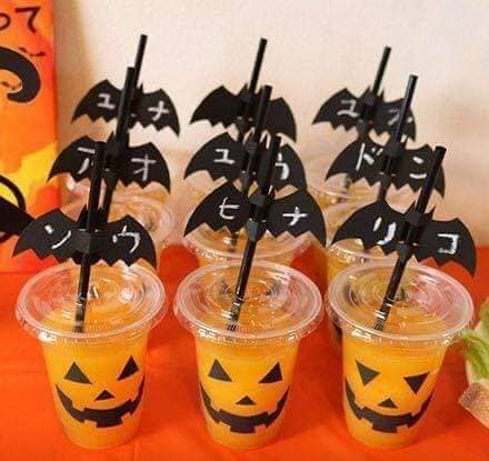26 Ideas para celebrar Halloween en casa refrescos naranjas con ojos boca nariz pintadas y sorbete con alas de murcielago