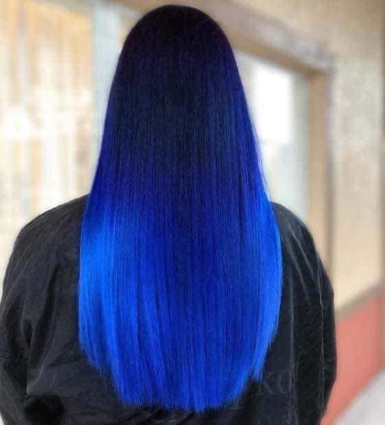 26 Penteado liso pontas quadradas cor azul intenso brilhante base preta