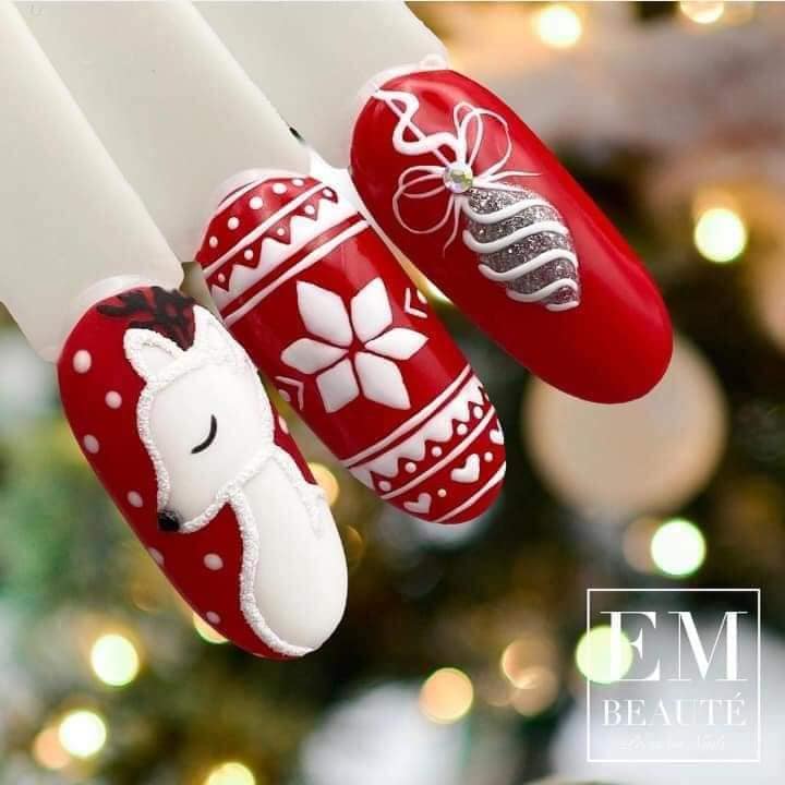27 Unas Navidenas Leuchtend rot-weiße Weihnachtsdekorationen mit Bambi-Schneeflocken und silbernen Christbaumschmuck-Punkten