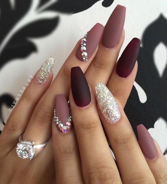 29 Coffin nails in burgundy with rhinestones