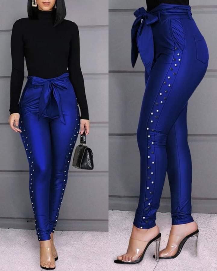 294 Pantaloni blu con borchie Blusa nera attillata