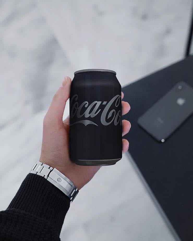 32 lata de Coca-Cola preta