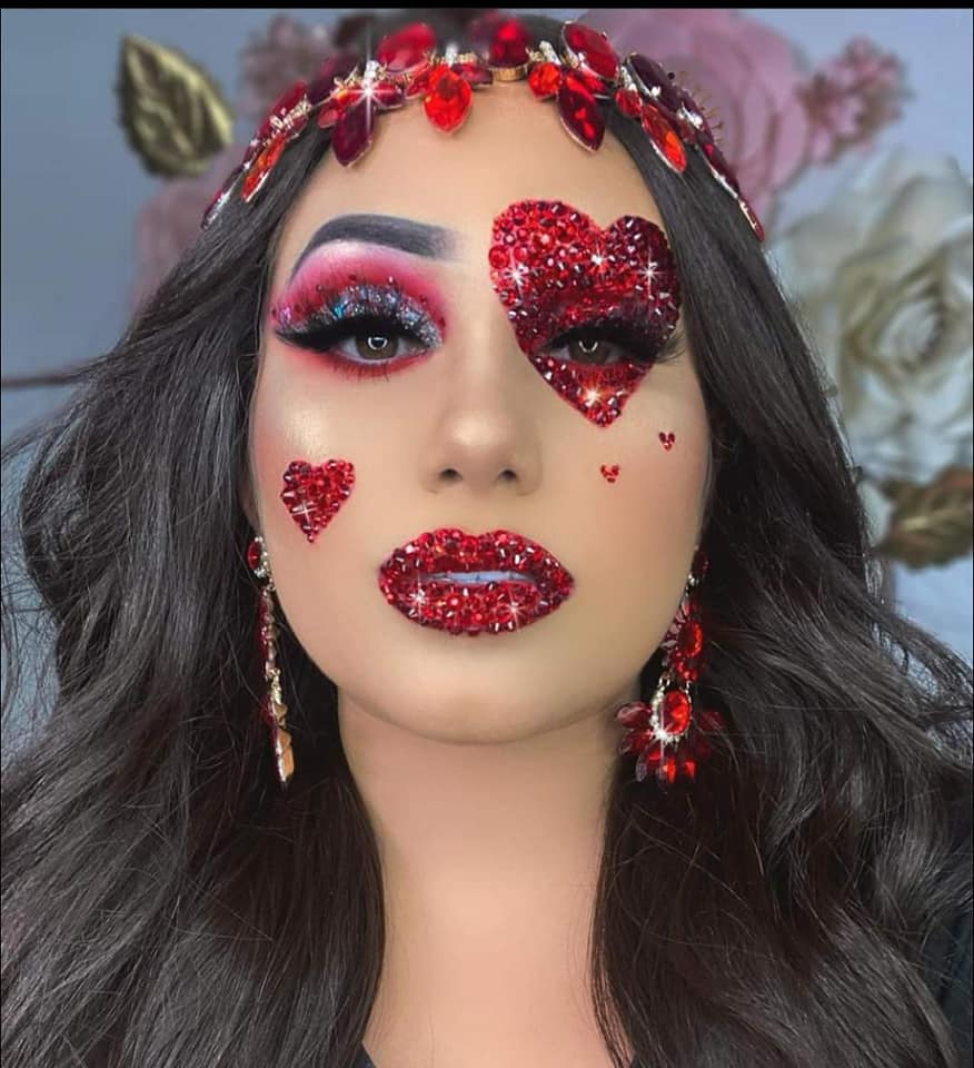 32 Halloween-Make-up Leuchtend roter Mund Helles Herz auf Wange und Auge Rote Steine für Krone und Ohrringe