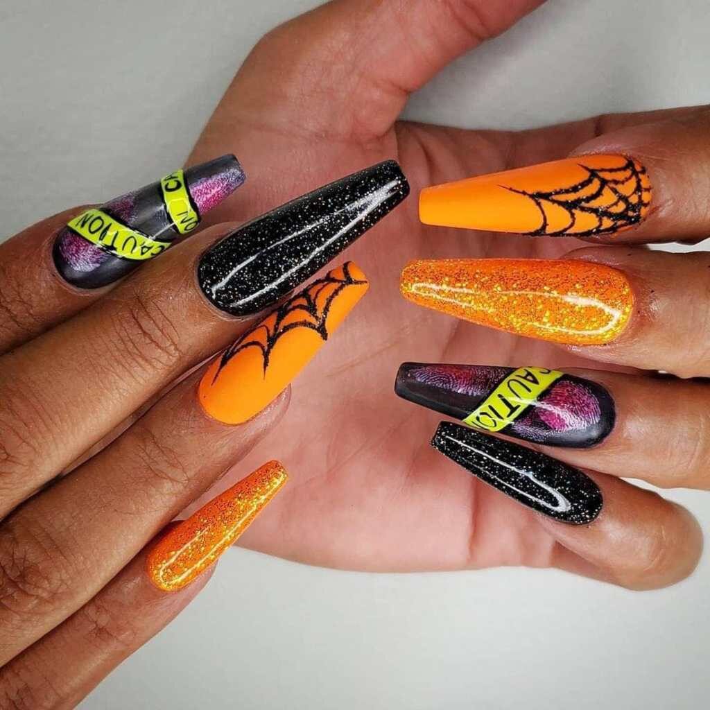 33 Decoracion de Unas Nails Halloween naranjas negras con telas de arana cinta de caution