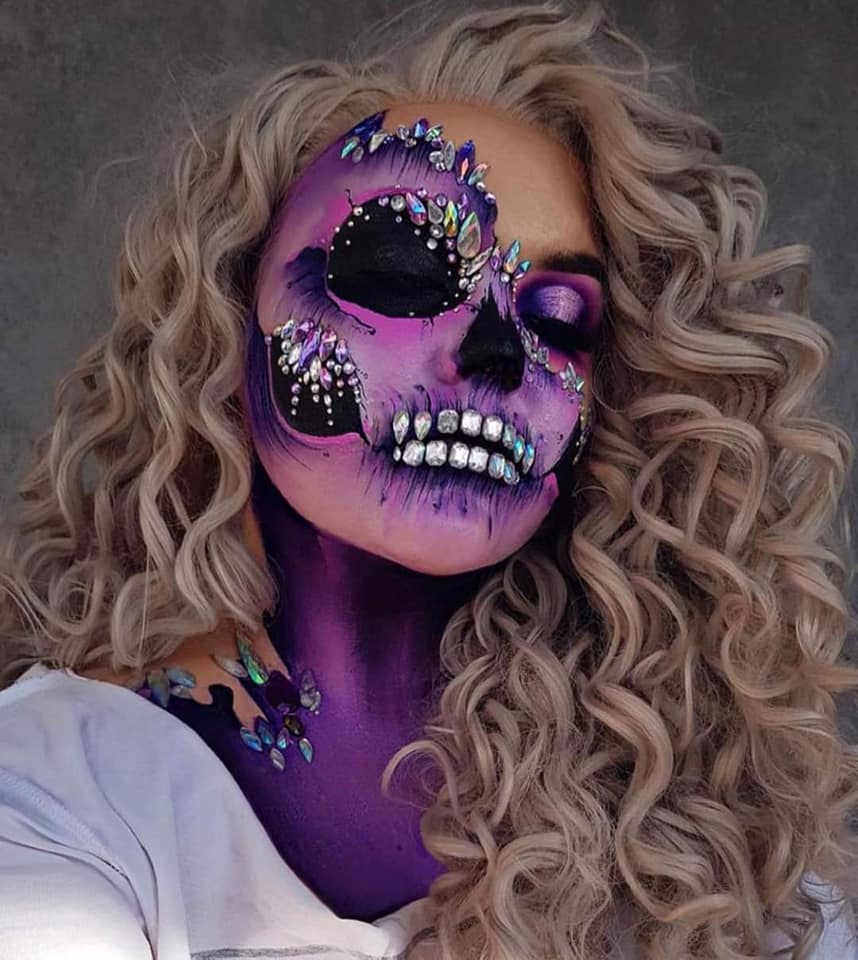 33 Maquiagem de Halloween Dentes de caveira pedras brilhantes nas órbitas dos olhos pretos buraco na bochecha