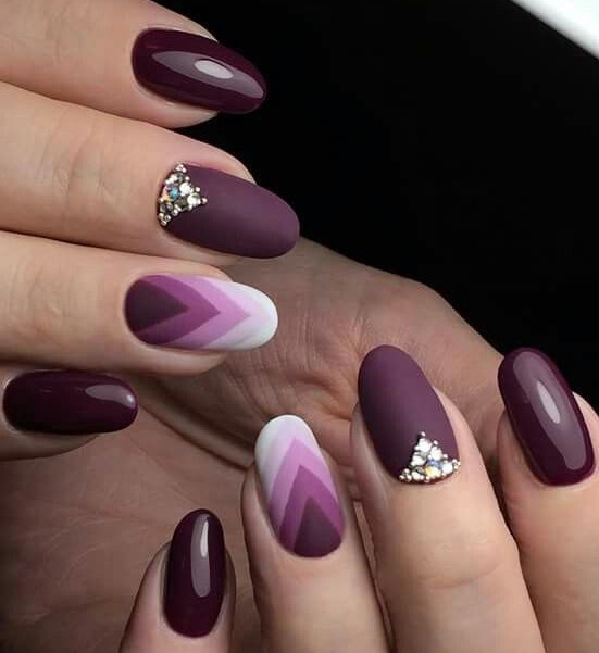 35 Geometric burgundy manicure