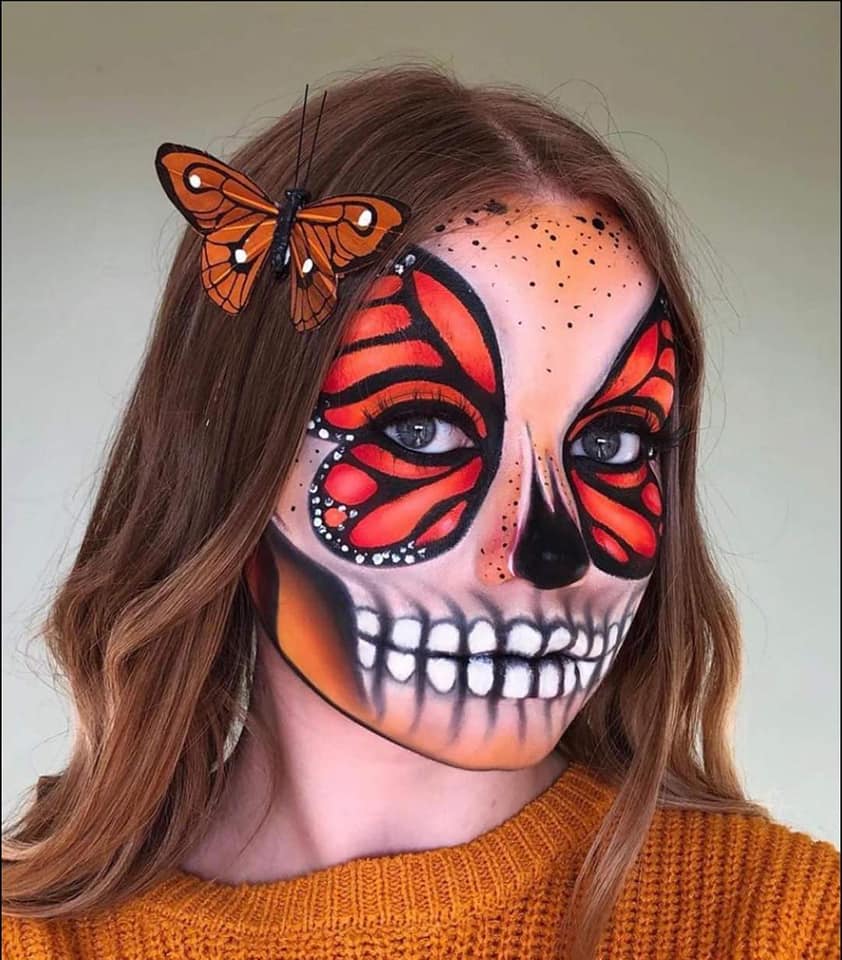 36 Halloween-Make-up-Schmetterling über Augen und weißen Totenkopfzähnen