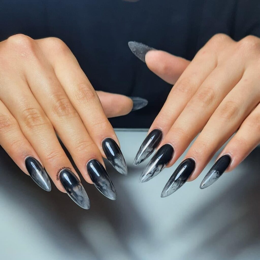 38 Decoracion de Unas Nails Halloween efecto marmolado negro y gris humo