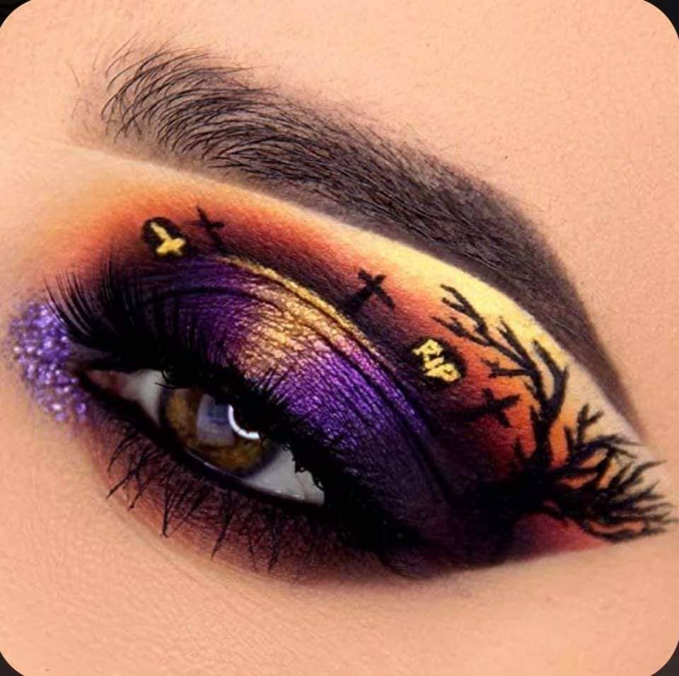 38 Halloween-Make-up-Gräber und Kreuze, die über dem Augenlid lila und leuchtend orange bemalt sind