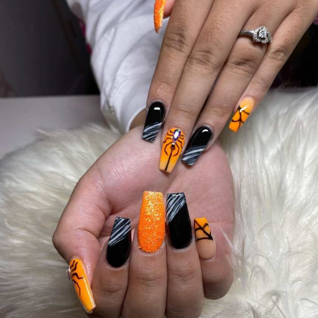 39 Décoration d'ongles d'Halloween noirs et orange avec des araignées