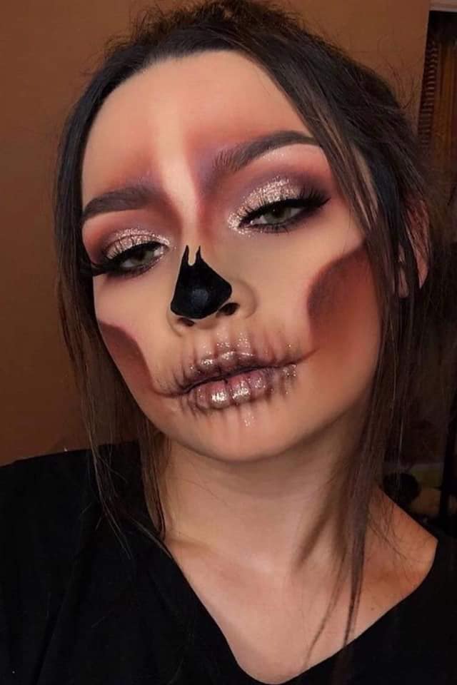 39 Maquillaje de Halloween Sombreado en la boca tipo cosida nariz negra imitando al hueco de calavera ojos a tono