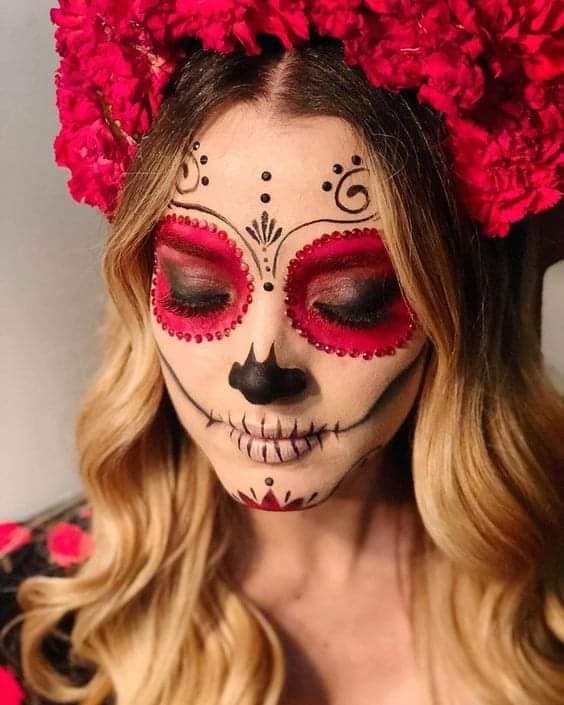 4 TOP 4 Disfraz de Halloween Catrina para las tradiciones mexicanas circunferencia alrededor del ojo roja y henna en la frente formando espirales labios cosidos