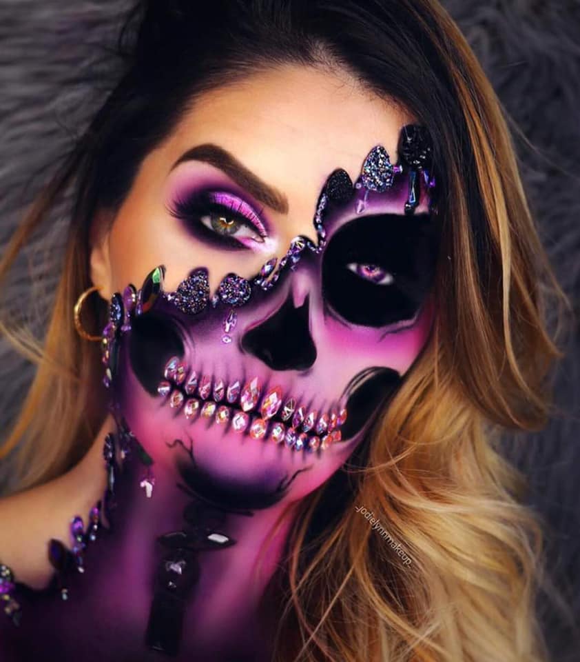 42 Halloween-Make-up Mehr als die Hälfte des Gesichts hat lila Zähne und glänzende schwarze Augenhöhlen