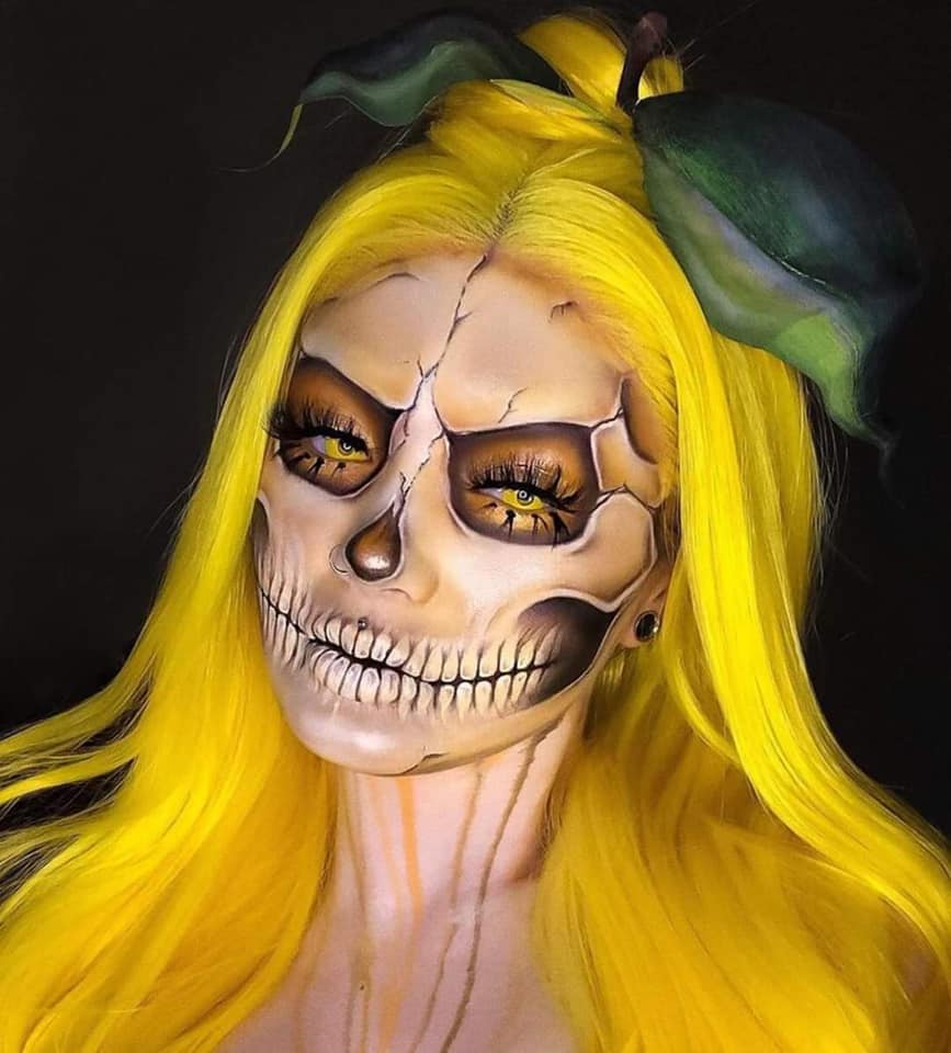 43 Halloween-Make-up Imitation eines Totenkopfes im ganzen Gesicht, Totenkopf, Zähne, tiefe Augenhöhlen, gelbes Haar