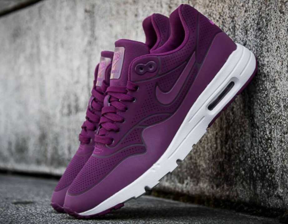 Baskets 46 violettes avec logo Nike semelles blanches