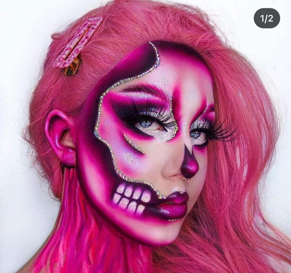 47 Maquillaje de Halloween Violeta Purpura con dientes de calavera corridos a un lado de la boca pequenos brillantes