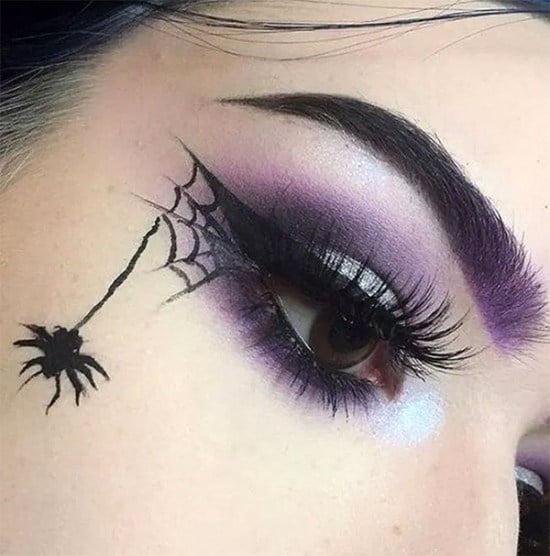 5 TOP 5 Maquillaje MakeUp Halloween Sombra Violeta tela de arana al costado del ojo con arana negra colgando