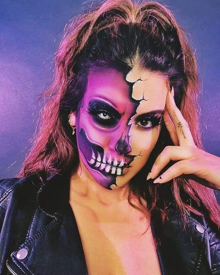 55 Halloween-Make-up Violettes halbes Gesicht mit Totenkopfzähnen und schwarzen Overlays