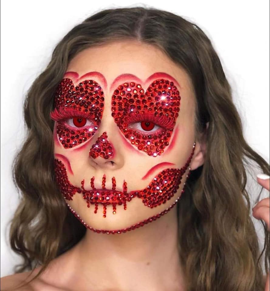56 Maquiagem de Halloween Grandes corações vermelhos nos olhos feitos de strass na boca e bochechas