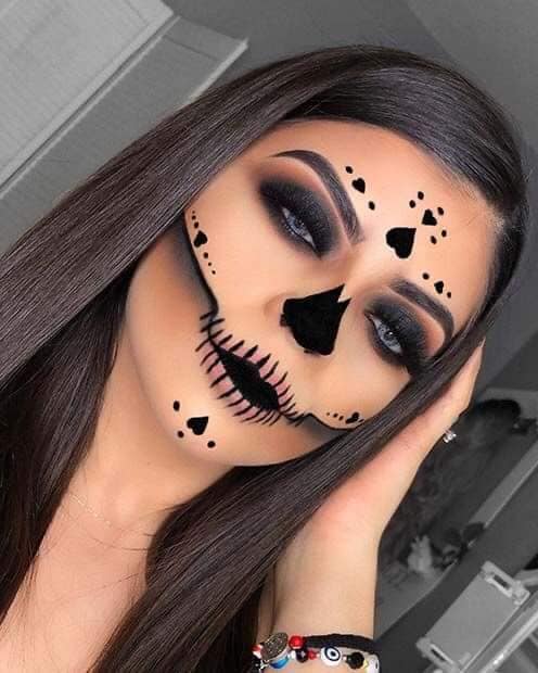 58 Maquillaje de Halloween Detalles en la Boca como cosida en nariz y corazones en frente