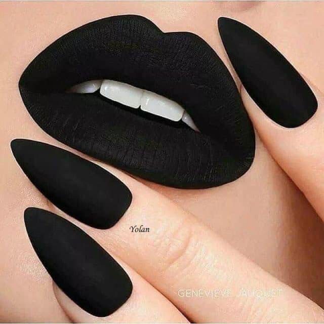 58 mattschwarze Stiletto-Nägel mit intensiv schwarzem Lippenstift