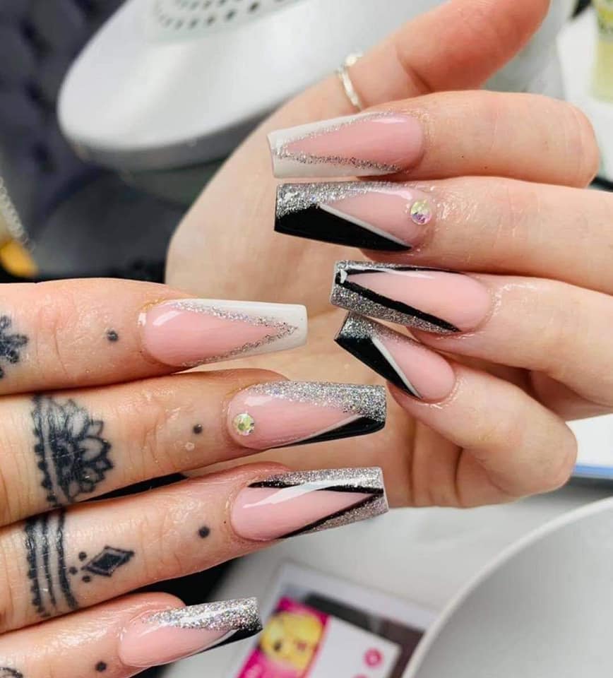 59 Schwarze und rosa Nägel mit silbernen und schwarzen Diagonalen