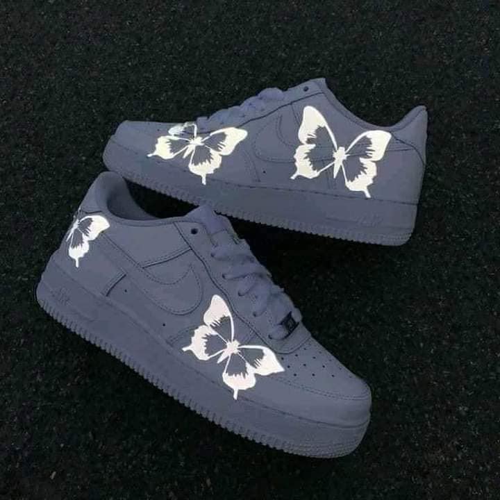 597 maßgeschneiderte weiße Nike Air-Schuhe mit reflektierenden Schmetterlingen