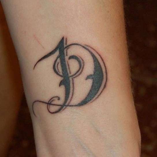 6 tatuaggi con la lettera D mescolata con la lettera J