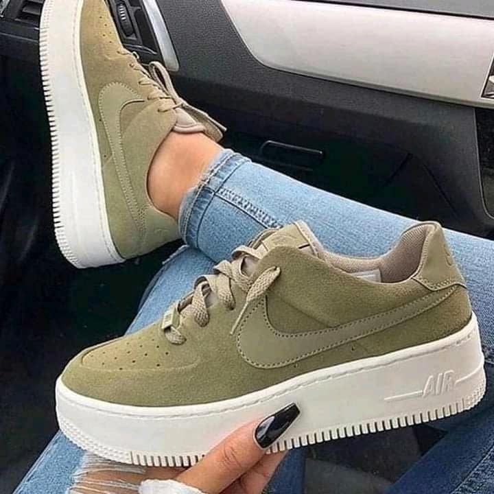 6 Nike Air Force Moss Color Schuhe mit weißen Sohlen hoch