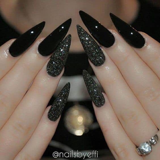 63 ongles noirs avec pointe stiletto argentée scintillante