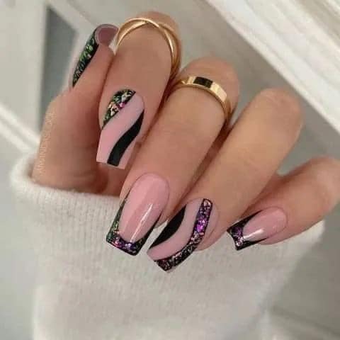66 schwarze und rosa Nägel mit schwarzen Kurven
