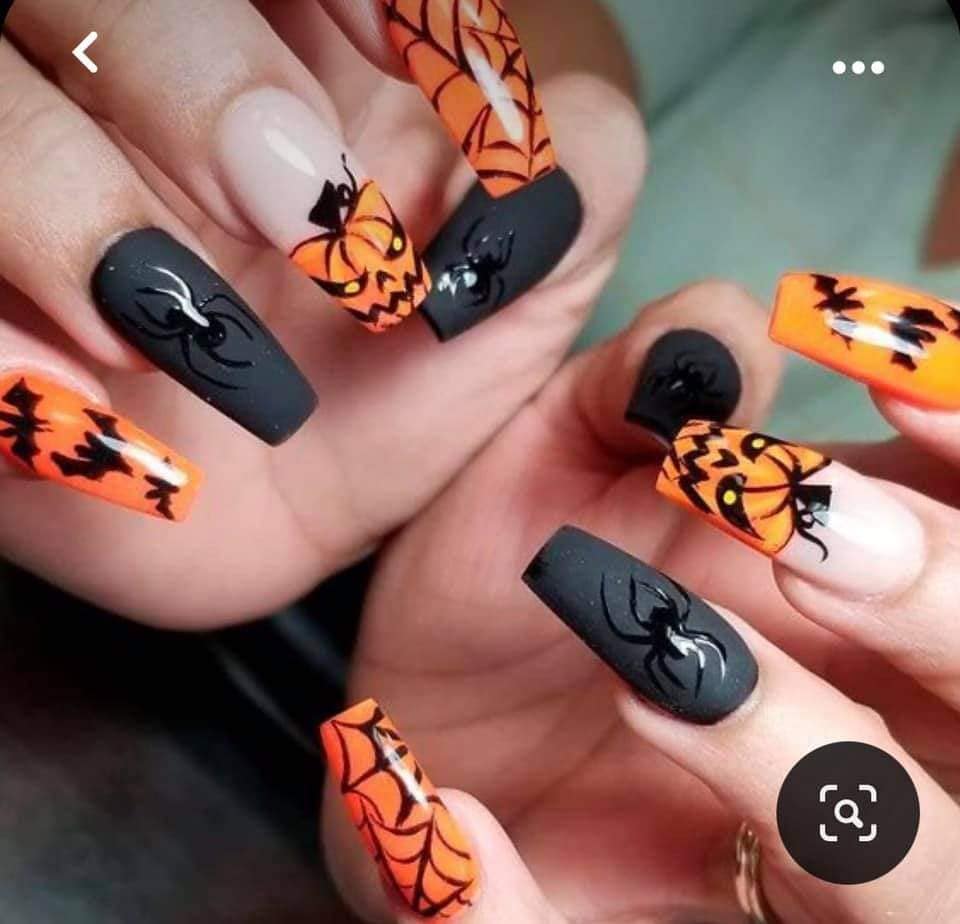7 Decoracion de Unas Nails Halloween en tonos gris con aranas negras naranja con murcielagos calabazas y telas de arana