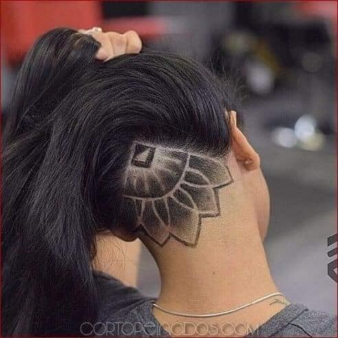 8 Grecas en el cabello Mujer rapado en nuca formando una flor de loto triangular hacia el centro de la cabeza