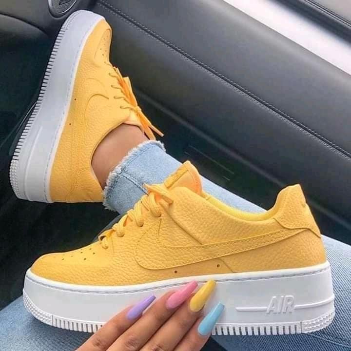 8 Tenis Nike Air Force Color Amarillo Anaranjado con Suelas Blancas altas