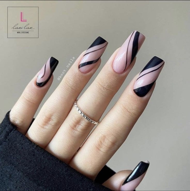 84 ongles noirs en acrylique rose avec des rayures noires