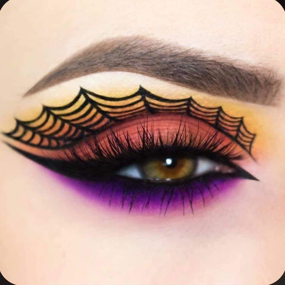 9 Maquiagem de Halloween Teia de aranha acima das pálpebras sombra violeta sob as pálpebras e cor rosa acima
